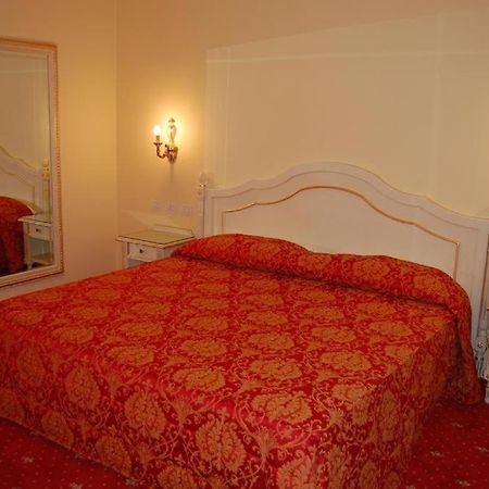 Hotel Motel Gold Calcinate Екстер'єр фото