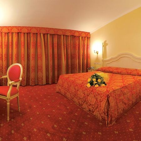 Hotel Motel Gold Calcinate Екстер'єр фото