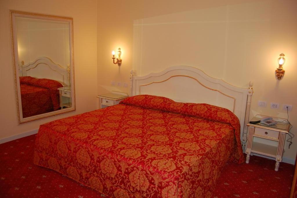 Hotel Motel Gold Calcinate Екстер'єр фото