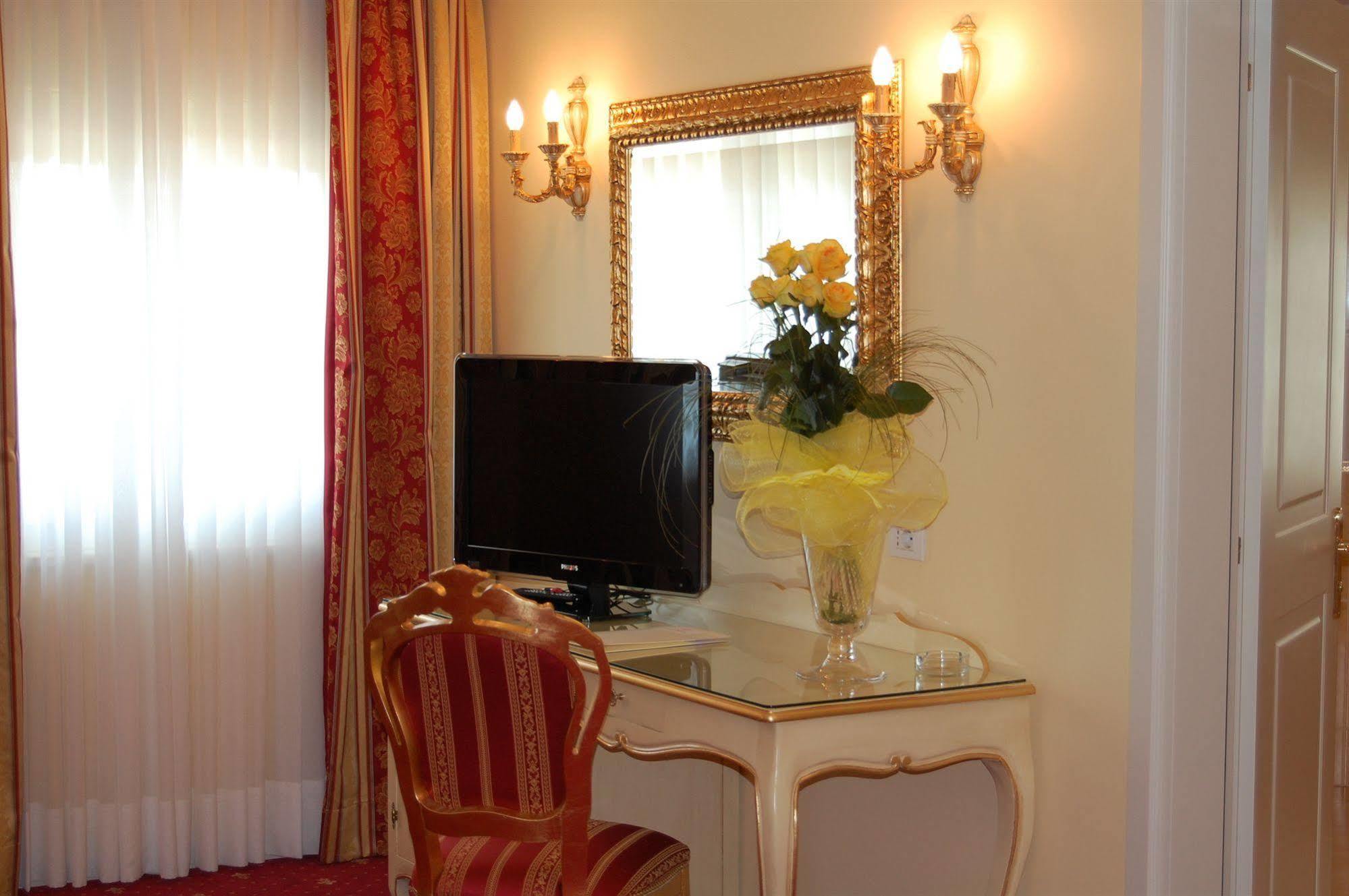 Hotel Motel Gold Calcinate Екстер'єр фото