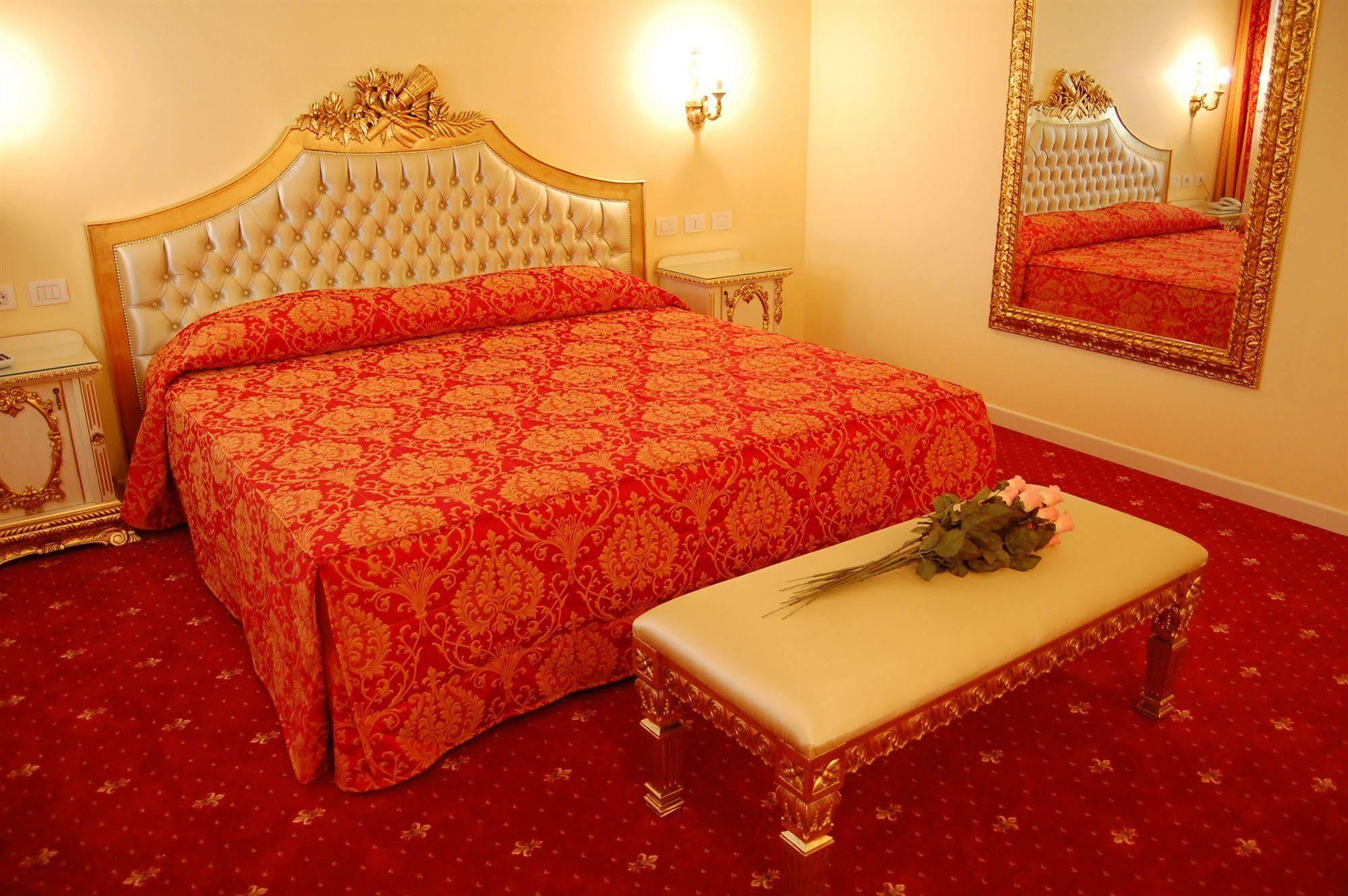 Hotel Motel Gold Calcinate Екстер'єр фото